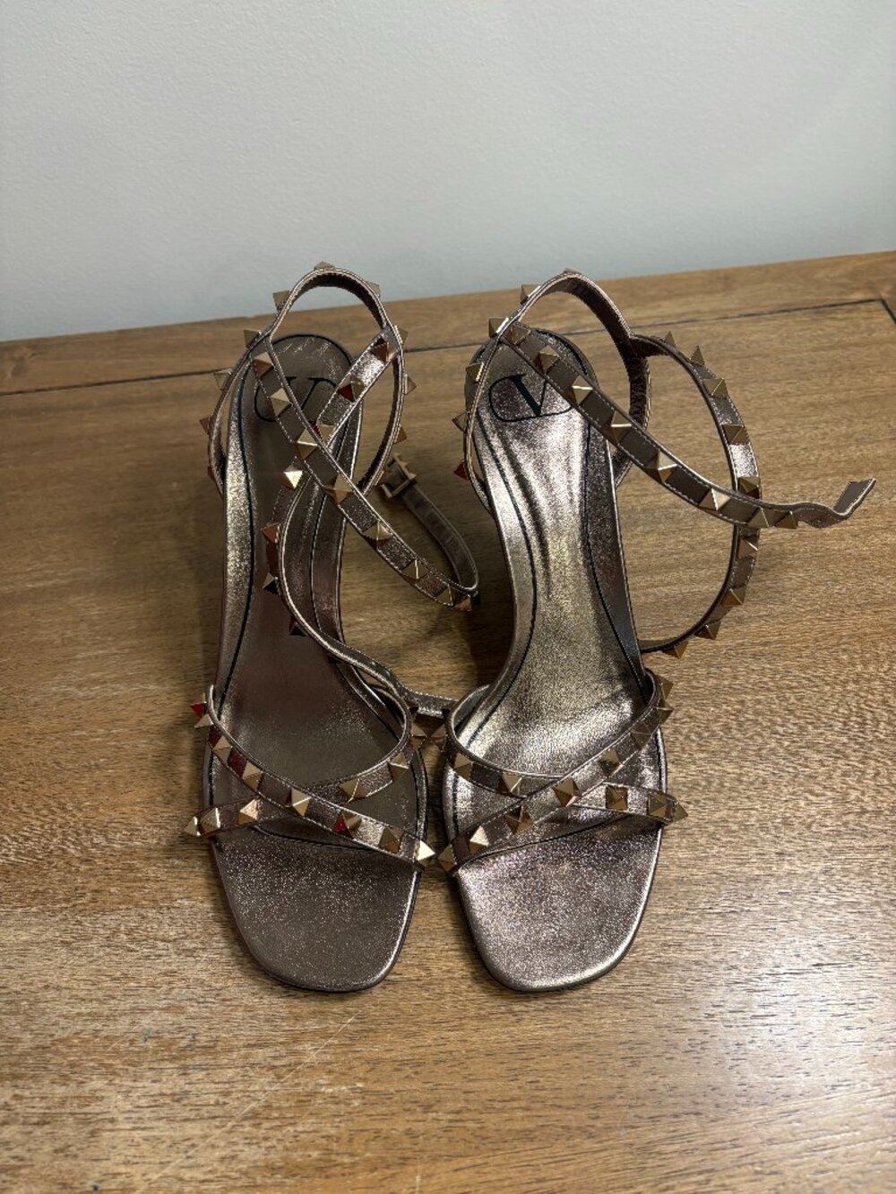 Valentino Garavani Rockstud Metallic Leather Strappy Heels Size 39.5 w/ Box